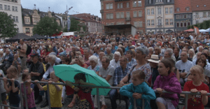 Festivalbesucher vor der großen Marktbühne