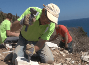 Lehrer Eckhard Boy bearbeitet einen Stein