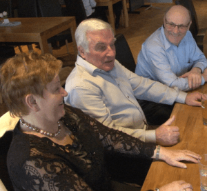 Schwätzchen in der Tanzpause