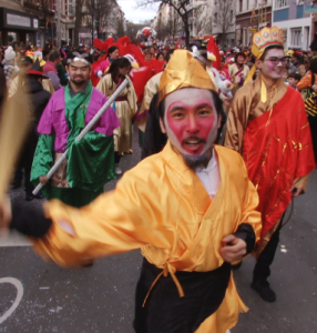 Darsteller des Affenkönigs im Rosenlntagszug
