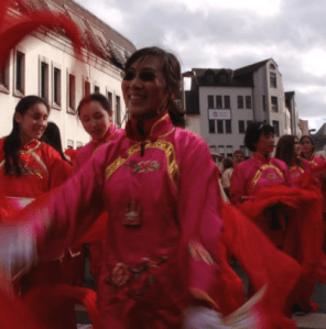 Tänzerin in der Gruppe der Meenzer Chinese