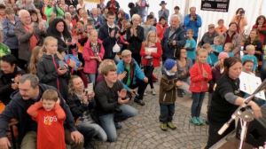 Zuschauer bei Zeltmusikveranstaltung