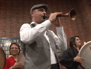 Musiker spielt Blasinstrument